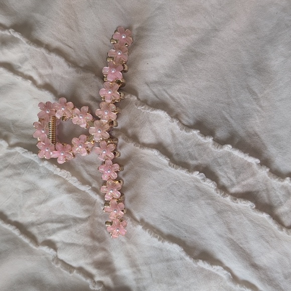 Bundle Of Pink And White Metal Floral Hair Clips - Picture 2 of 3